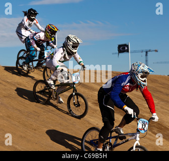 Shanaze READE (no.12) della Gran Bretagna, Caroline BUCHANAN (no.68) di Australia, Arielle MARTIN (no.15) degli Stati Uniti, Danielle GEORGE (No.106) degli Stati Uniti, UCI BMX Supercross World Cup 2011 parte di Londra si prepara per la serie 2012 Olimpiadi. Foto Stock