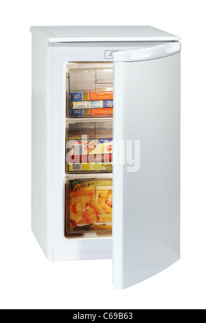 White undercounter congelatore pieno di vari prodotti alimentari congelati isolato su bianco. Foto Stock