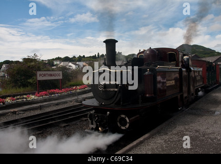 Treno a vapore a Porthmadog stazione ferroviaria Foto Stock