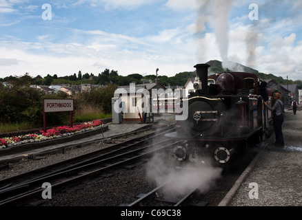 Treno a vapore a Porthmadog stazione ferroviaria Foto Stock