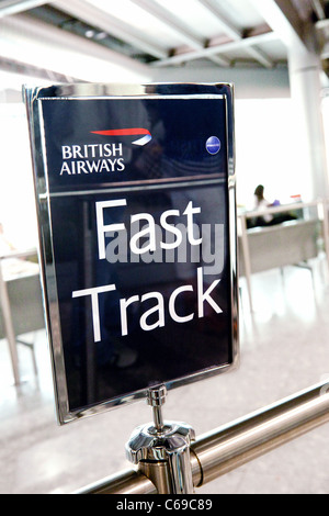 British Airways Fast Track segno per altri passeggeri di economy, terminale 3, l'aeroporto di Heathrow, London REGNO UNITO Foto Stock