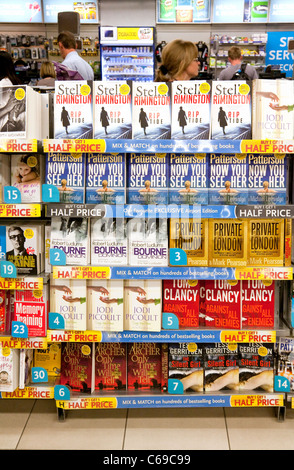 I libri di narrativa per la vendita in WH Smith al terminal 3 di Heathrow Airport London REGNO UNITO Foto Stock