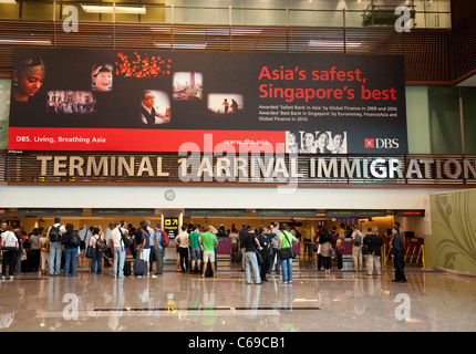I passeggeri che arrivano nella sala degli arrivi del Terminal 1 dell'Aeroporto Changi di Singapore Foto Stock