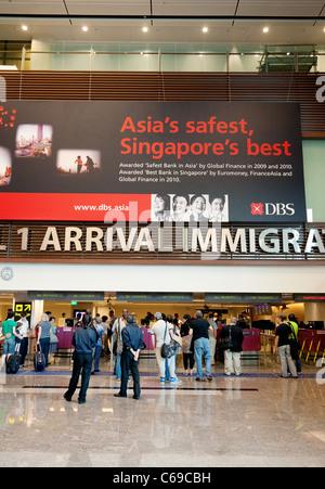 I passeggeri che arrivano nella sala degli arrivi del Terminal 1 dell'Aeroporto Changi di Singapore Foto Stock