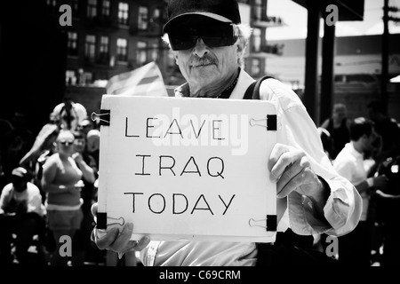 Anti-guerra immagine presa in Chicago durante il Gay Pride Parade Foto Stock