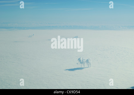 Vista aerea di Cattenom nucleare di fumi di impianti emergenti dal suolo Stratus nubi in inverno, Moselle, Francia Foto Stock