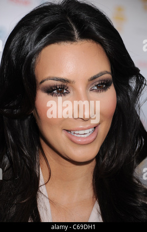 Kim Kardashian di presenze per Super sabato 13 beneficio per il cancro ovarico Research Fund (OCRF), Nova Arca del progetto, mulino ad acqua, NY Luglio 31, 2010. Foto di: Rob ricco/Everett Collection Foto Stock