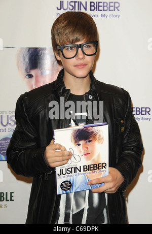 Justin Bieber in negozio aspetto per JUSTIN BIEBER: primo passo 2 per sempre: la mia storia libro firma, Barnes & Noble al The Grove, Los Angeles, CA 31 ottobre 2010. Foto di: Dee Cercone/Everett Collection Foto Stock