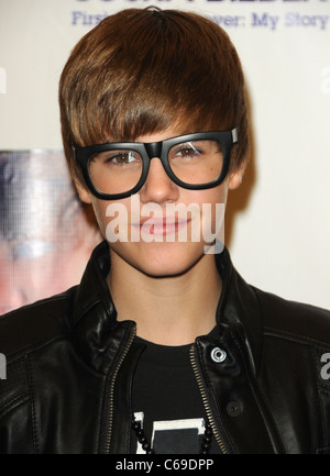 Justin Bieber in negozio aspetto per JUSTIN BIEBER: primo passo 2 per sempre: la mia storia libro firma, Barnes & Noble al The Grove, Los Angeles, CA 31 ottobre 2010. Foto di: Dee Cercone/Everett Collection Foto Stock