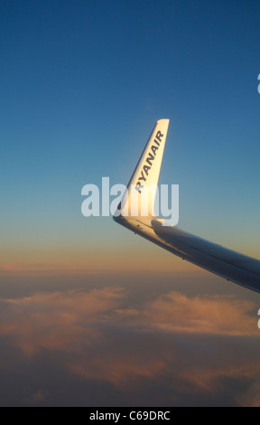 Punta Ala di Ryanair Boeing 737-800 piano aereo al tramonto oltre oceano Atlantico Foto Stock