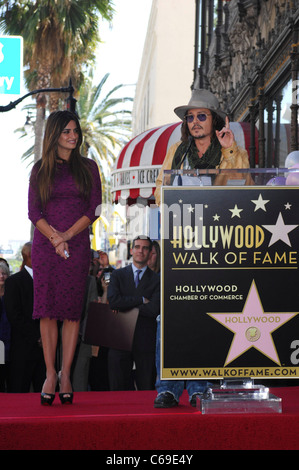 Penelope Cruz, Johnny Depp alla cerimonia di induzione per la stella sulla Hollywood Walk of Fame Cerimonia di Penelope Cruz, Hollywood Boulevard, Los Angeles, CA 1 aprile 2011. Foto di: Elizabeth Goodenough/Everett Collection Foto Stock