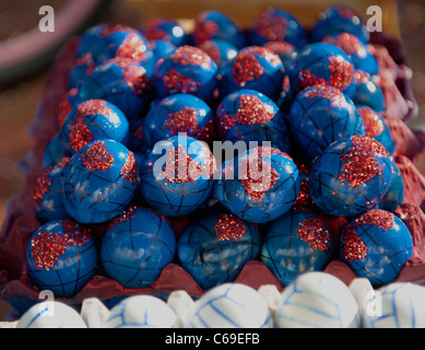 Coriandoli colorati riempito le uova per la vendita presso la Santa Barbara fiesta, (vecchio spagnolo giorni) Foto Stock