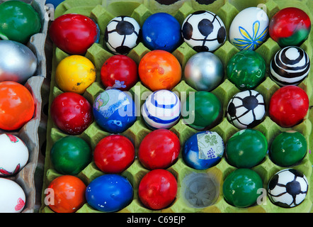 Coriandoli colorati riempito le uova per la vendita presso la Santa Barbara fiesta, (vecchio spagnolo giorni) Foto Stock