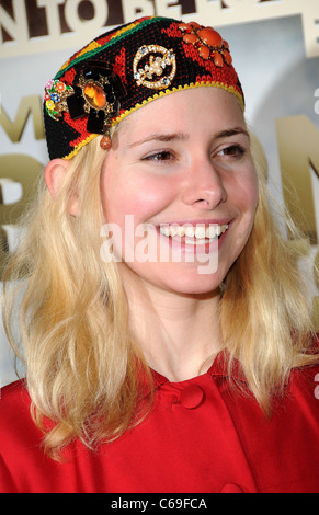 Nellie McKay presso gli arrivi per la NATO PER ESSERE WILD Premiere, IMAX Lincoln Square Theatre di New York, NY Aprile 7, 2011. Foto di: Desiree Navarro/Everett Collection Foto Stock