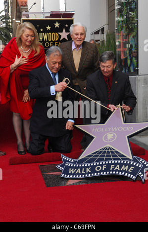 La direzione di Zubin Mehta, Nancy Kovack, Kirk Douglas, Leron Gubler alla cerimonia di induzione per la stella sulla Hollywood Walk of Fame cerimonia Foto Stock