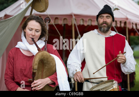 Coppia di musicisti al festival medievale in Verdin Park, Northwich agosto XIII e XIV, con storia viva Camps, Cheshire, Regno Unito Foto Stock