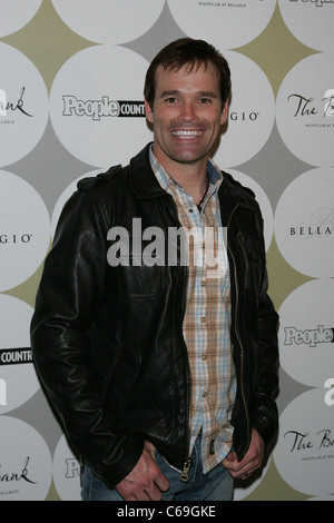 James Wesley presso gli arrivi per persone paese celebra Nashville in Las Vegas alla banca, la Banca Nightclub al Bellagio Hotel Las Vegas NV, 2 aprile 2011. Foto di: James Atoa/Everett Collection Foto Stock