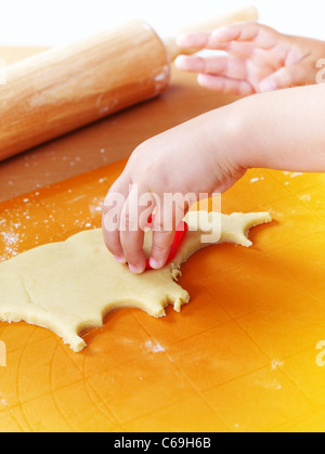 Dettaglio delle mani di pasta da taglio Foto Stock