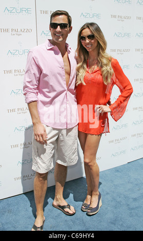 Bill Rancic, Giuliana Rancic di presenze per ama Stereo sabato in azzurro, il Palazzo Resort Hotel Casino Las Vegas NV il 7 maggio 2011. Foto di: James Atoa/Everett Collection Foto Stock