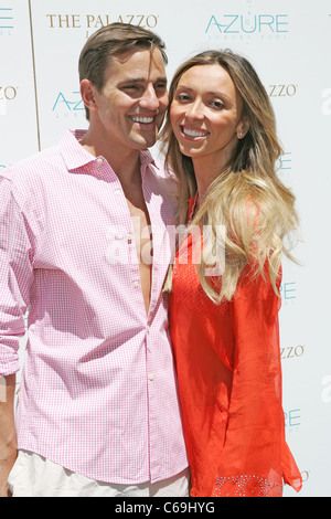 Bill Rancic, Giuliana Rancic di presenze per ama Stereo sabato in azzurro, il Palazzo Resort Hotel Casino Las Vegas NV il 7 maggio 2011. Foto di: James Atoa/Everett Collection Foto Stock