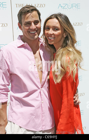 Bill Rancic, Giuliana Rancic di presenze per ama Stereo sabato in azzurro, il Palazzo Resort Hotel Casino Las Vegas NV il 7 maggio 2011. Foto di: James Atoa/Everett Collection Foto Stock