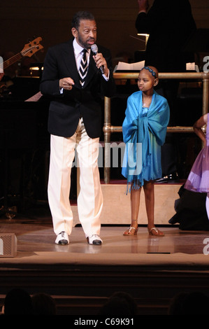 Maurice Hines, Ronald McDonald kids di presenze per la New York Pops 28th Birthday Gala celebrare la speranza, Carnegie Hall di New York, NY Maggio 2, 2011. Foto di: Rob ricco/Everett Collection Foto Stock