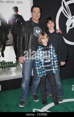 Patrick Warburton, bambini presso gli arrivi per il Hornet verde Premiere, Grauman's Chinese Theatre di Los Angeles, CA 10 gennaio 2011. Foto Stock