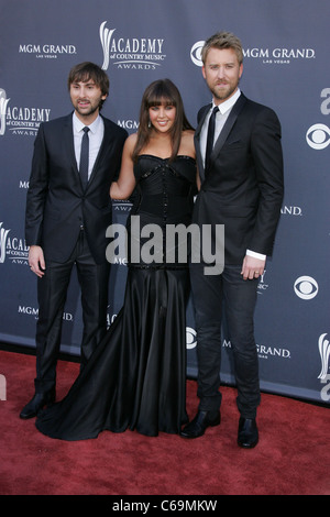 Dave Haywood, Hillary Scott, Charles Kelley, Lady Antebellum presso gli arrivi per l'Accademia di Musica Country ACM Awards 2011 - Arrivi, MGM Grand Garden Arena di Las Vegas, NV 3 aprile 2011. Foto di: James Atoa/Everett Collection Foto Stock