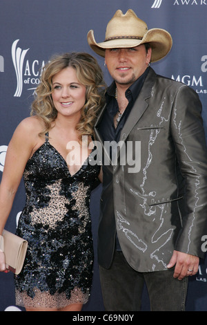 Jessica Aldean, Jason Aldean presso gli arrivi per l'Accademia di Musica Country ACM Awards 2011 - Arrivi, MGM Grand Garden Arena di Las Vegas, NV 3 aprile 2011. Foto di: James Atoa/Everett Collection Foto Stock