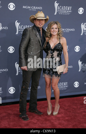 Jason Aldean, Jessica Aldean presso gli arrivi per l'Accademia di Musica Country ACM Awards 2011 - Arrivi, MGM Grand Garden Arena di Las Vegas, NV 3 aprile 2011. Foto di: James Atoa/Everett Collection Foto Stock