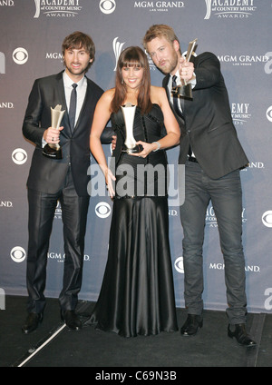 Dave Haywood, Hillary Scott, Charles Kelley, Lady Antebellum in sala stampa per l'Accademia di Musica Country ACM Awards 2011 - Sala Stampa, MGM Grand Garden Arena di Las Vegas, NV 3 aprile 2011. Foto di: James Atoa/Everett Collection Foto Stock