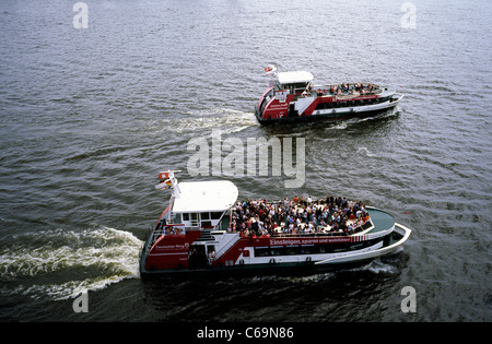 Route 62 HADAG traghetti sul fiume Elba nel porto di Amburgo. Foto Stock