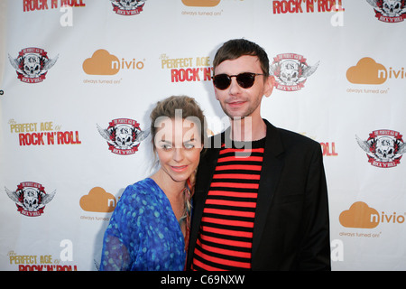 Taryn Manning, DJ Qualls presso gli arrivi per la perfetta età di rock 'n' roll speciale proiezione, Laemmle Sunset 5 Theatre, Los Angeles, CA il 3 agosto 2011. Foto di: Justin Wagner/Everett Collection Foto Stock