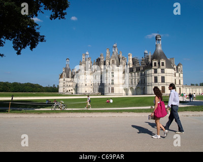 Giovane visitando il più grande dei castelli della Valle della Loira, Royal Chateau de Chambord, Francia Foto Stock