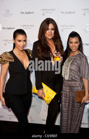 Kim Kardashian, Khole Kardashian Odom, Kourtney Kardashian di presenze per profumo infrangibile lancio, Redbury Hotel Los Angeles, CA 4 aprile 2011. Foto di: Emiley Schweich/Everett Collection Foto Stock