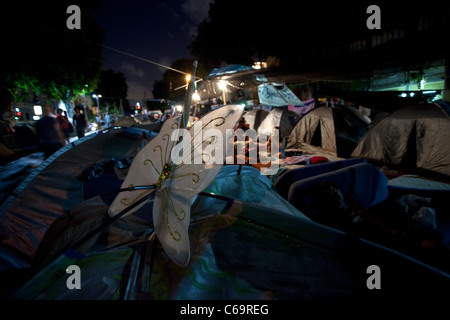 Gli israeliani in Campeggio in tenda città composto in Rothschild avenue a Tel Aviv durante una manifestazione di protesta contro il vertiginoso aumento dei prezzi di alloggiamento in Israele. La giustizia sociale protestare anche chiamato tende protesta erano una serie di manifestazioni in Israele a partire dal mese di luglio 2011 coinvolge centinaia di migliaia di manifestanti da una varietà di socio-economica opponendosi al continuo aumento del costo della vita in particolare l'alloggiamento. Foto Stock