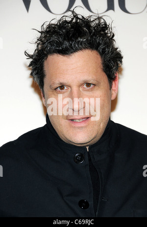 Isaac Mizrahi di presenze per QVC 25 a Guarda Party - Mercedes-Benz Fashion Week, 229 West 43rd Street, New York, NY Febbraio Foto Stock