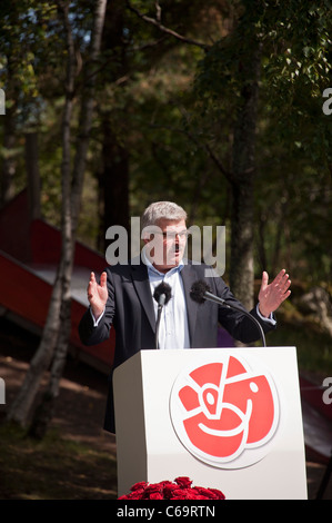 Håkan Juholt, leader del partito socialdemocratico svedese, tiene il suo discorso di estate nel sobborgo di Stoccolma Västertorp Foto Stock