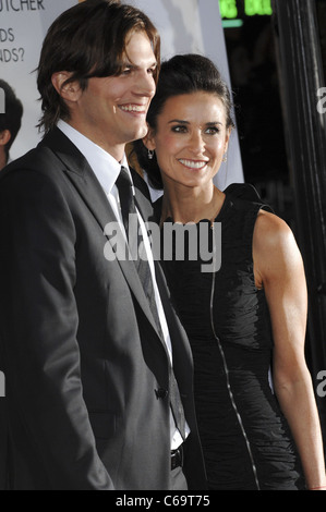 Ashton Kutcher, Demi Moore presso gli arrivi per No Strings Attached Premiere, Regency Village Theatre di Westwood, Los Angeles, CA 11 gennaio 2011. Foto di: Elizabeth Goodenough/Everett Collection Foto Stock