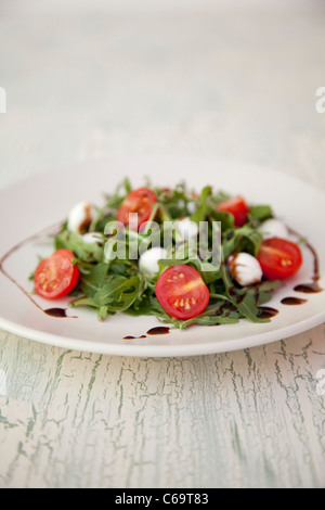 Mozzarella, pomodoro e insalata di rucola con glassa di aceto balsamico Foto Stock