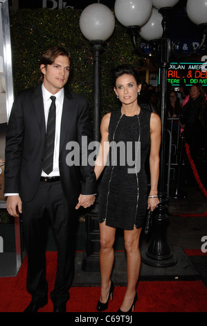 Ashton Kutcher, Demi Moore presso gli arrivi per No Strings Attached Premiere, Regency Village Theatre di Westwood, Los Angeles, CA 11 gennaio 2011. Foto Da: Michael Germana/Everett Collection Foto Stock