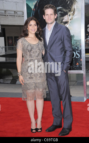 America Ferrera, Ryan Piers Williams presso gli arrivi per Harry Potter ed il Deathly Hallows - Parte 2 North American, Avery Fisher Foto Stock