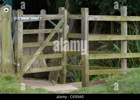 Cancello in legno su un paese a piedi Foto Stock