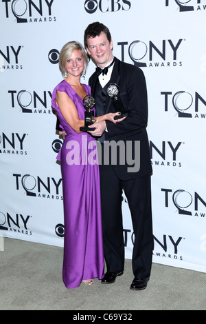 Marianne Elliott e Tom Morris in sala stampa per il teatro americano del parafango annuale sessantacinquesimo Antoinette Perry Tony Awards - PRESS ROOM, Beacon Theatre di New York, NY Giugno 12, 2011. Foto di: Andres Otero/Everett Collection Foto Stock