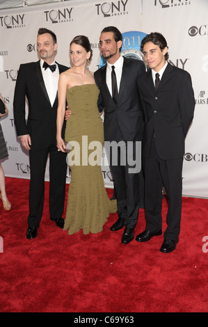 Sutton Foster, Bobby Cannavale, Jake Cannavale presso gli arrivi per il teatro americano del parafango annuale sessantacinquesimo Antoinette Perry Tony Awards Foto Stock