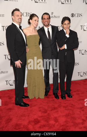 Sutton Foster, Bobby Cannavale, Jake Cannavale presso gli arrivi per il teatro americano del parafango annuale sessantacinquesimo Antoinette Perry Tony Awards Foto Stock