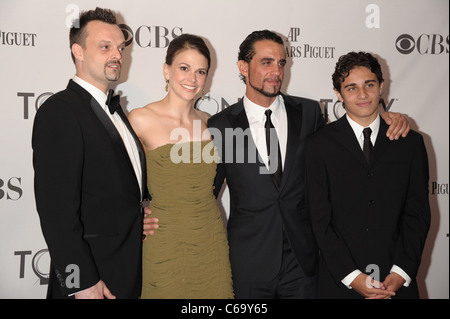 Sutton Foster, Bobby Cannavale, Jake Cannavale presso gli arrivi per il teatro americano del parafango annuale sessantacinquesimo Antoinette Perry Tony Awards Foto Stock