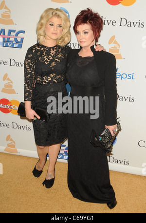 Kelly Osbourne, Sharon Osbourne di presenze per Clive Davis e la Recording Academy's 2011 Pre-Grammy Gala, il Beverly Hilton Hotel di Beverly Hills, CA 12 febbraio 2011. Foto di: Dee Cercone/Everett Collection Foto Stock