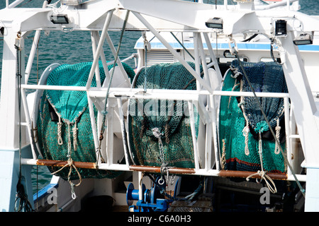 Rete da pesca, reti da traino e pescherecci con reti da traino (Granville, Normandia, Francia). Foto Stock