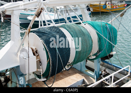 Rete da pesca, reti da traino e pescherecci con reti da traino (Granville, Normandia, Francia). Foto Stock